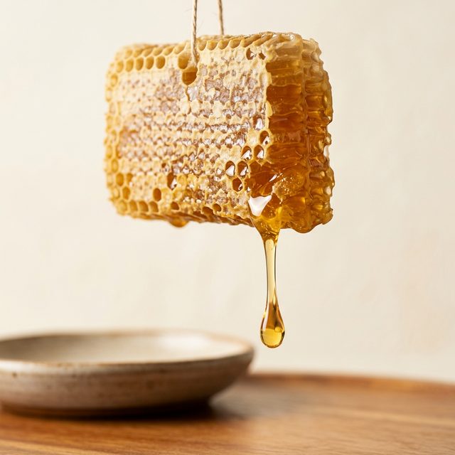 Mel caindo suavemente do favo